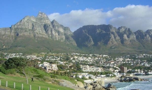 table-mountain-cable-car-seen-from-camps-bay-cape-town-pictures-south-africa-cape-spirit-travel